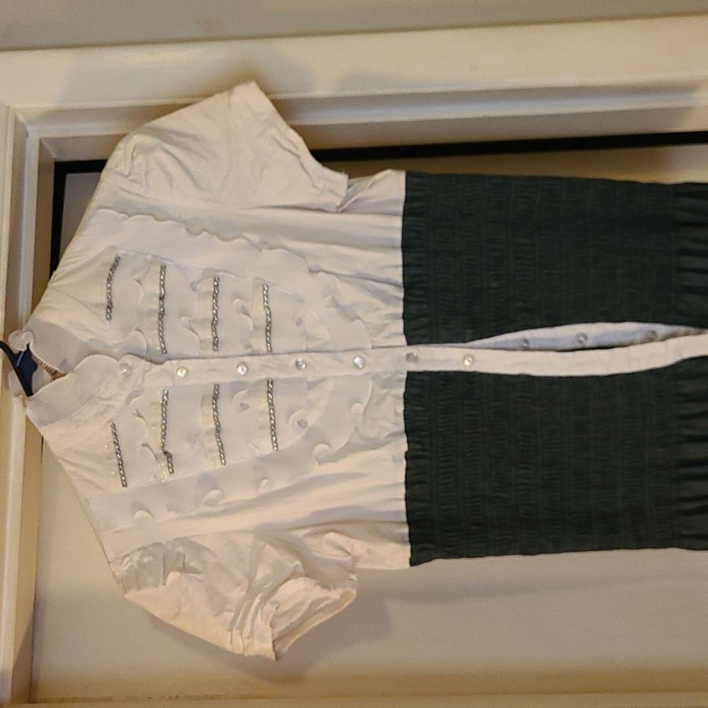 Button shirt with stretch, ruffles around the collar.